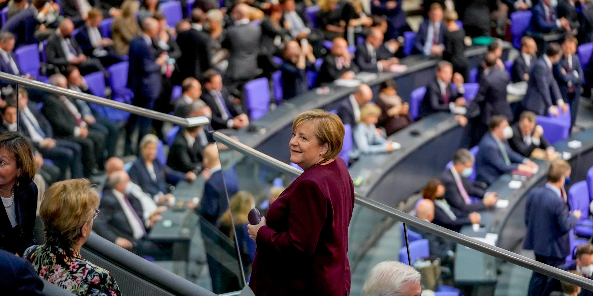 Angela Merkel på besöksplats i tyska Bundestag när parlamentet öppnade på tisdagen. Till höger om henne president Frank-Walter Steinmeier.
