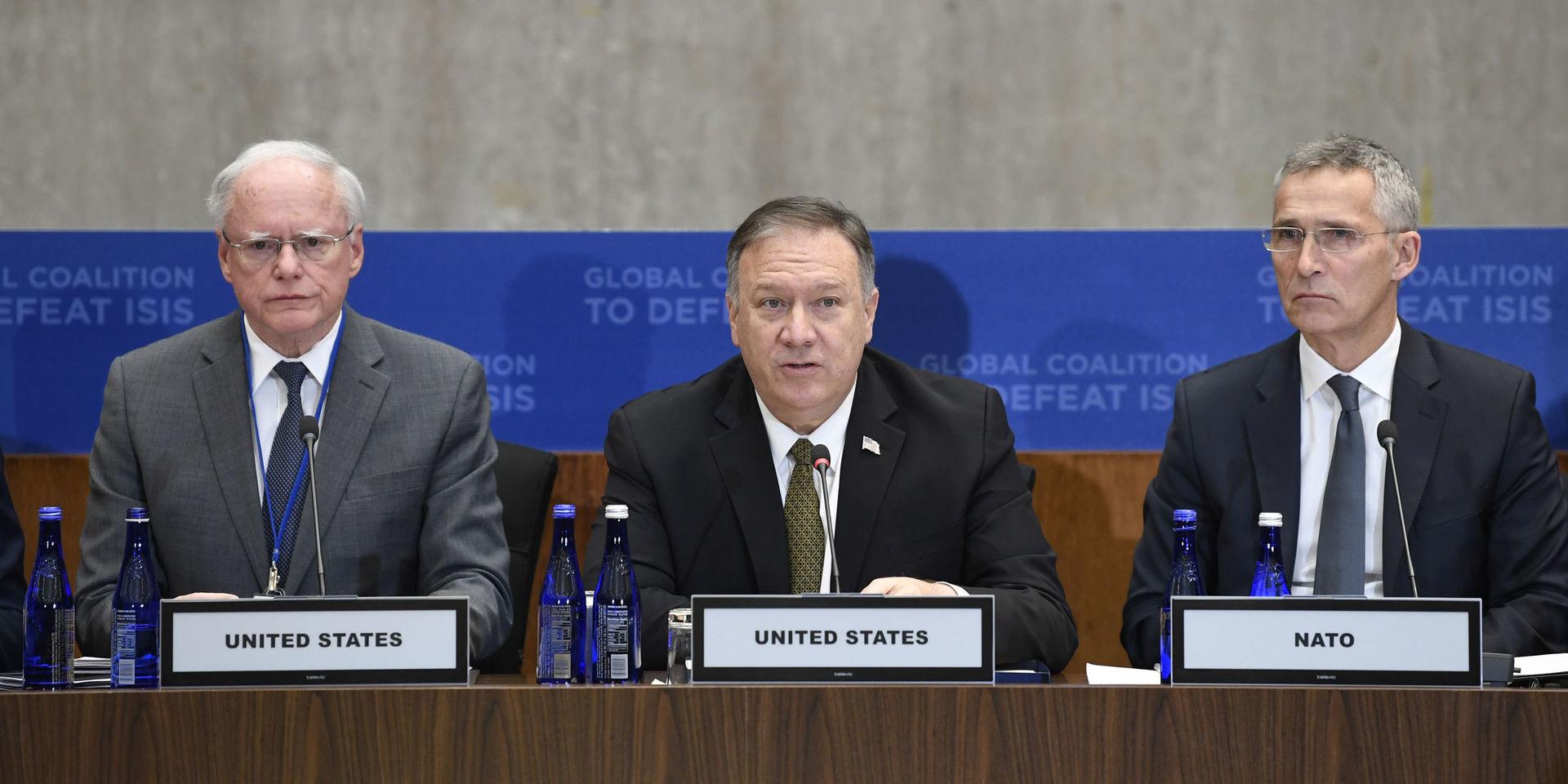 USA:s utrikesminister Mike Pompeo flankerad av USA:s särskilda Syriensändebud James Jeffrey (till vänster i bild) och Natos generalsekreterare Jens Stoltenberg vid mötet i Washington. 