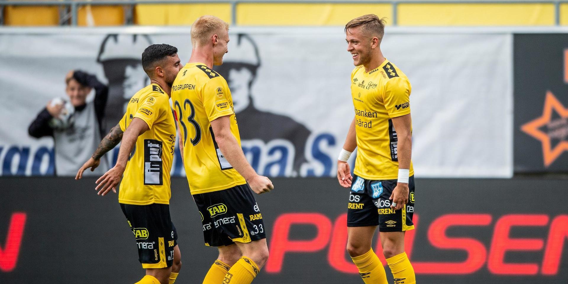 Jesper Karlsson, t h, firar efter ett mål mot Varbergs Bois FC