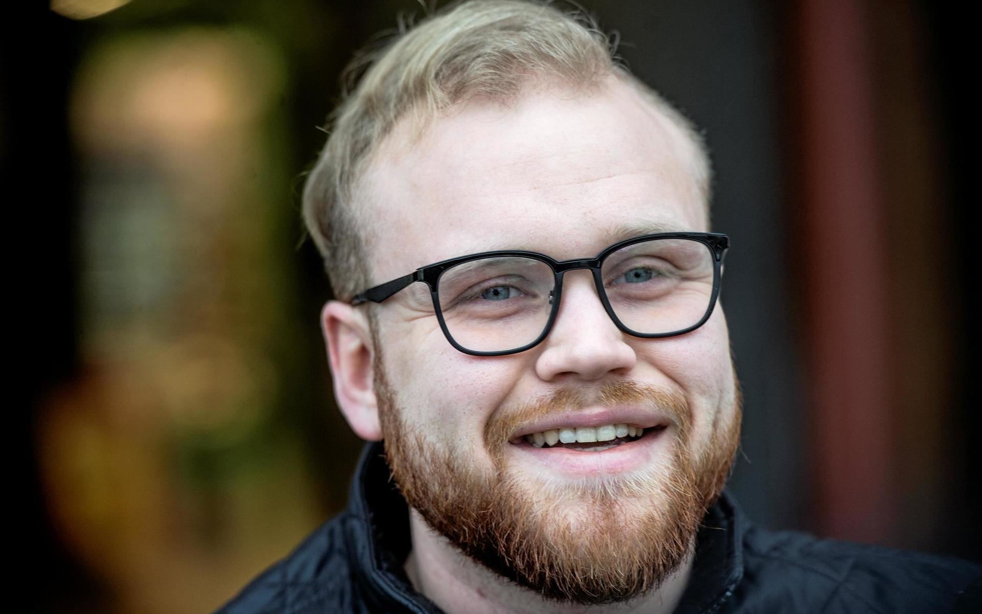 Linus Brorsson, 22 år, har lämnat Mjöbäck för Falkenberg och flyttat in en lägenhet med två rum och kök. 
