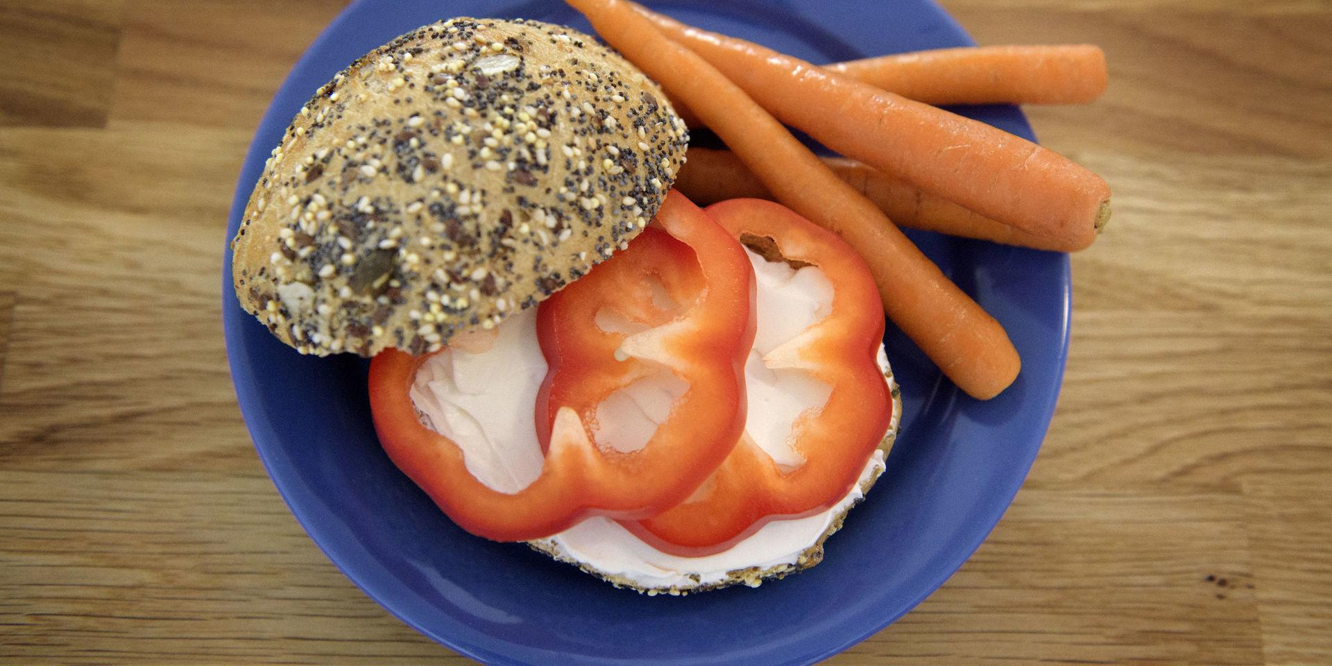 Smörgås och frukt och grönt under lunchtid är bättre än chips och godis, tycker Tullbro föräldraförening.