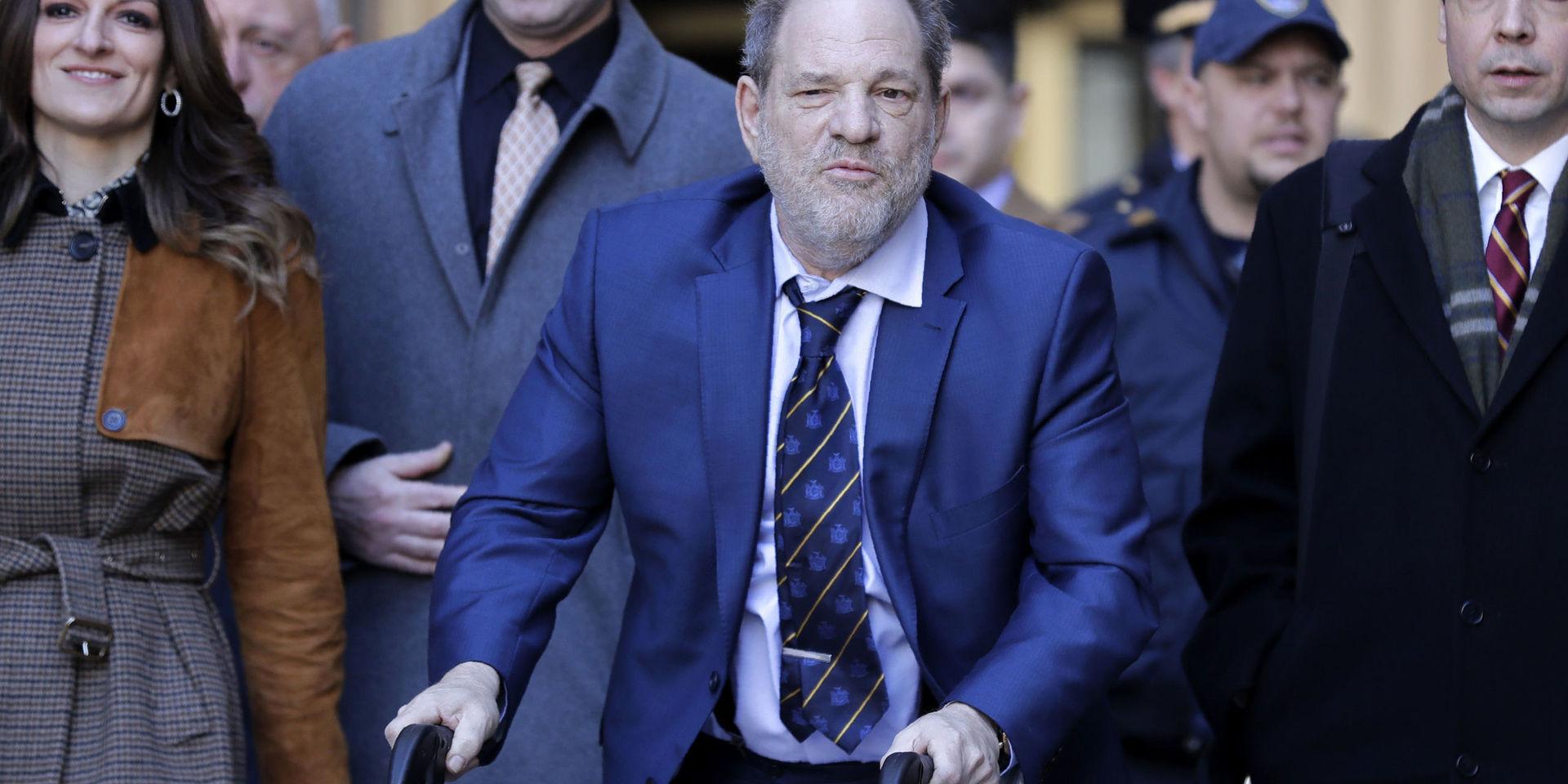 Harvey Weinstein har flera gånger setts med en rullator utanför rättegångssalen. Till vänster syns hans försvarsadvokat Donna Rotunno. 