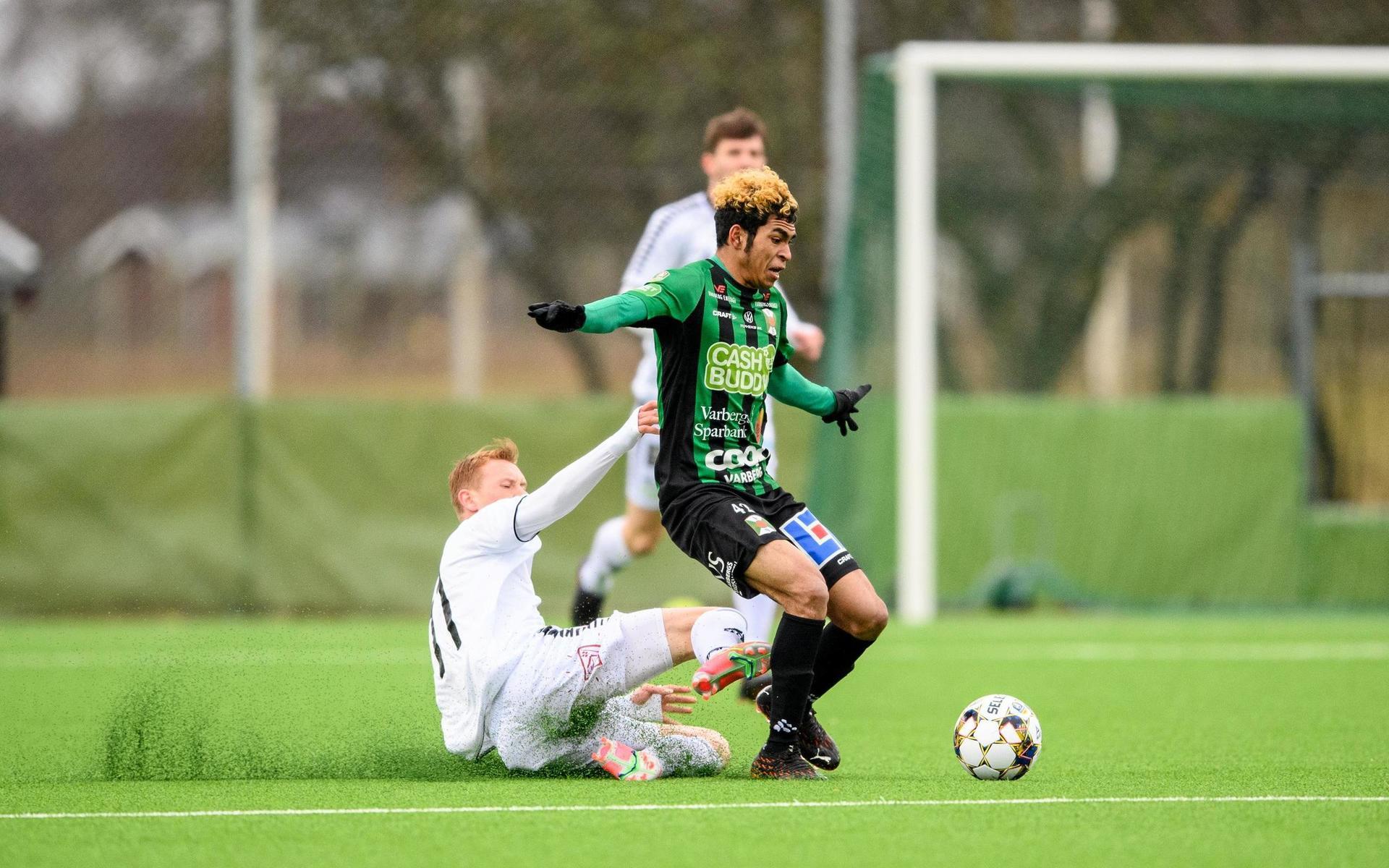 GAIS Julius Lindberg och Varbergs Keanin Ayer Boya under träningsmatchen i fotboll mellan Varberg och GAIS den 27 mars 2021 i Varberg. 