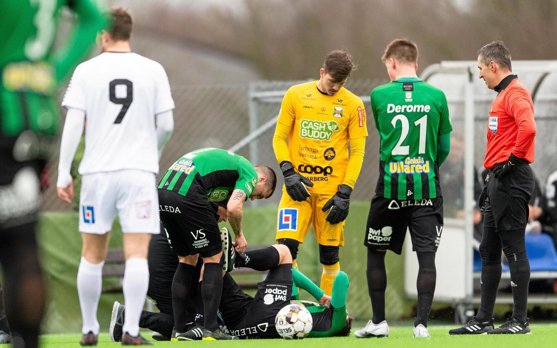 Varbergs Robin Tranberg har ont under träningsmatchen i fotboll mellan Varberg och GAIS den 27 mars 2021 i Varberg. 