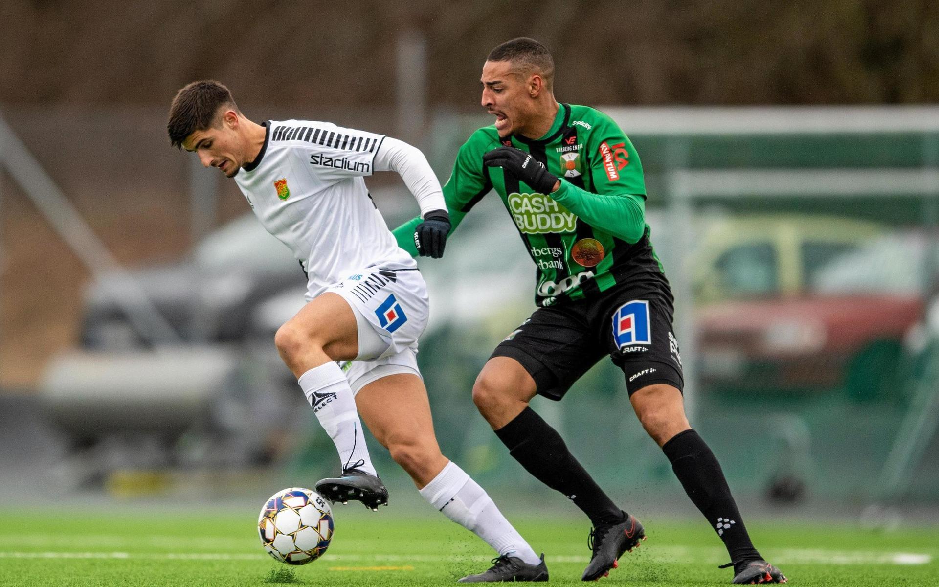 Emin Grozdanic och Varbergs Simon Karlsson Adjei under träningsmatchen i fotboll mellan Varberg och GAIS den 27 mars 2021 i Varberg. 