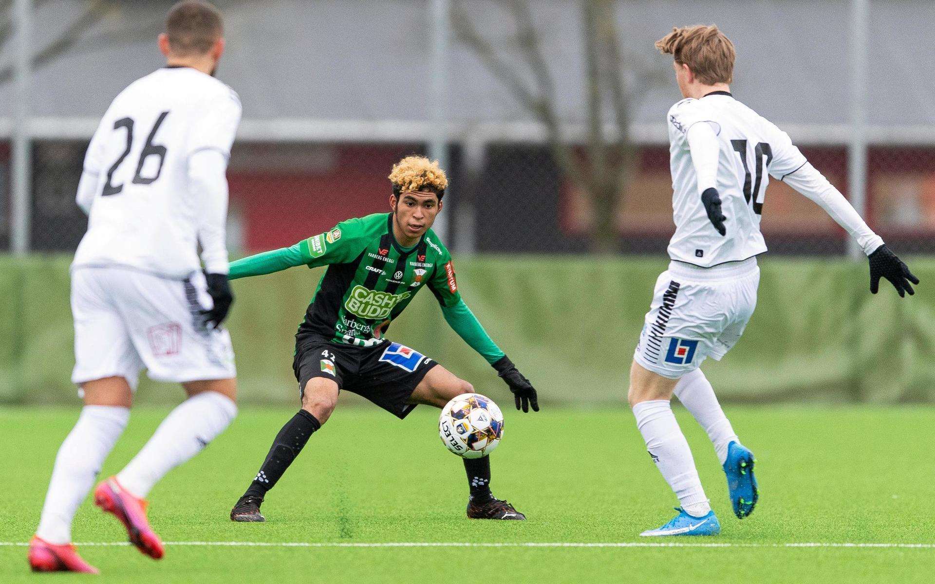 Varbergs Keanin Ayer Boya under träningsmatchen i fotboll mellan Varberg och GAIS den 27 mars 2021 i Varberg. 