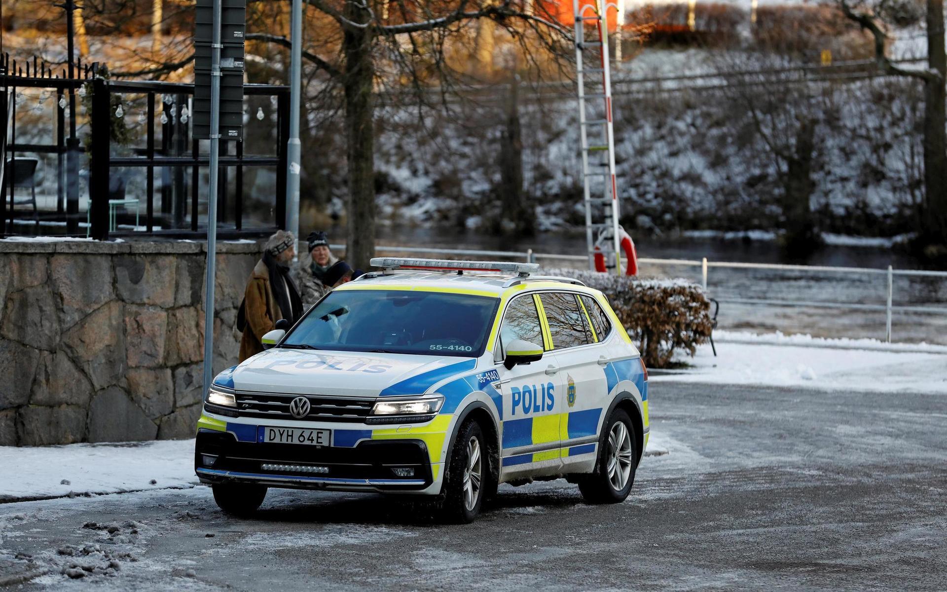 En man utrustad med en yxa vandrade runt i centrala Falkenberg den 28 januari.