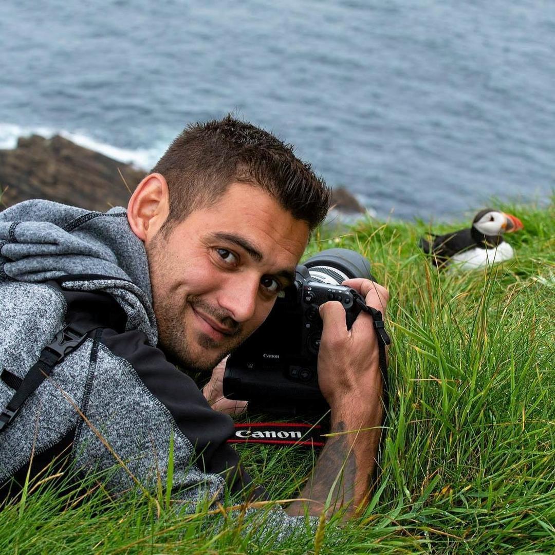 Daniel Iglesias fotograferar en lunnefågel. Bilden är tagen på Shetlandsöarna.