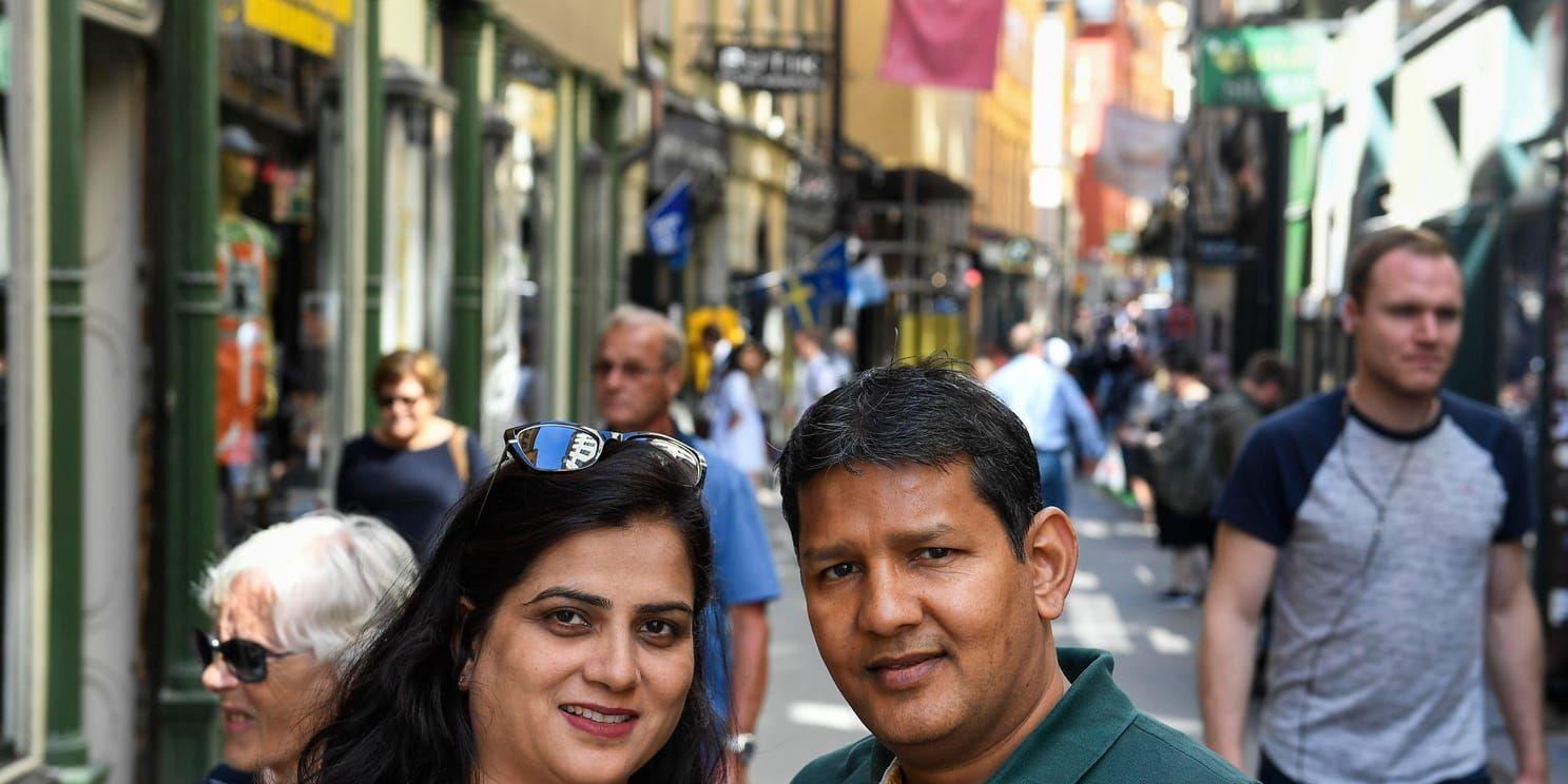 Sunita Mundra, Vijay Mundra från Indien är fascinerade över att det är så ljust i Sverige om somrarna.