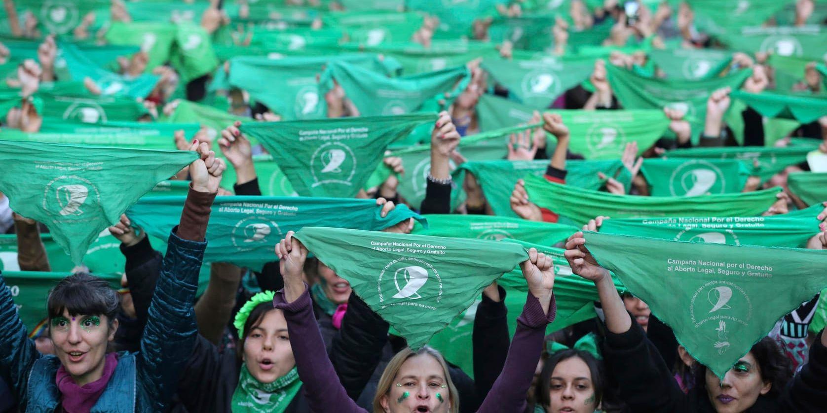 Argentinska abortförespråkare demonstrerar med gröna halsdukar utanför Argentinas parlament i Buenos Aires under tisdagen.