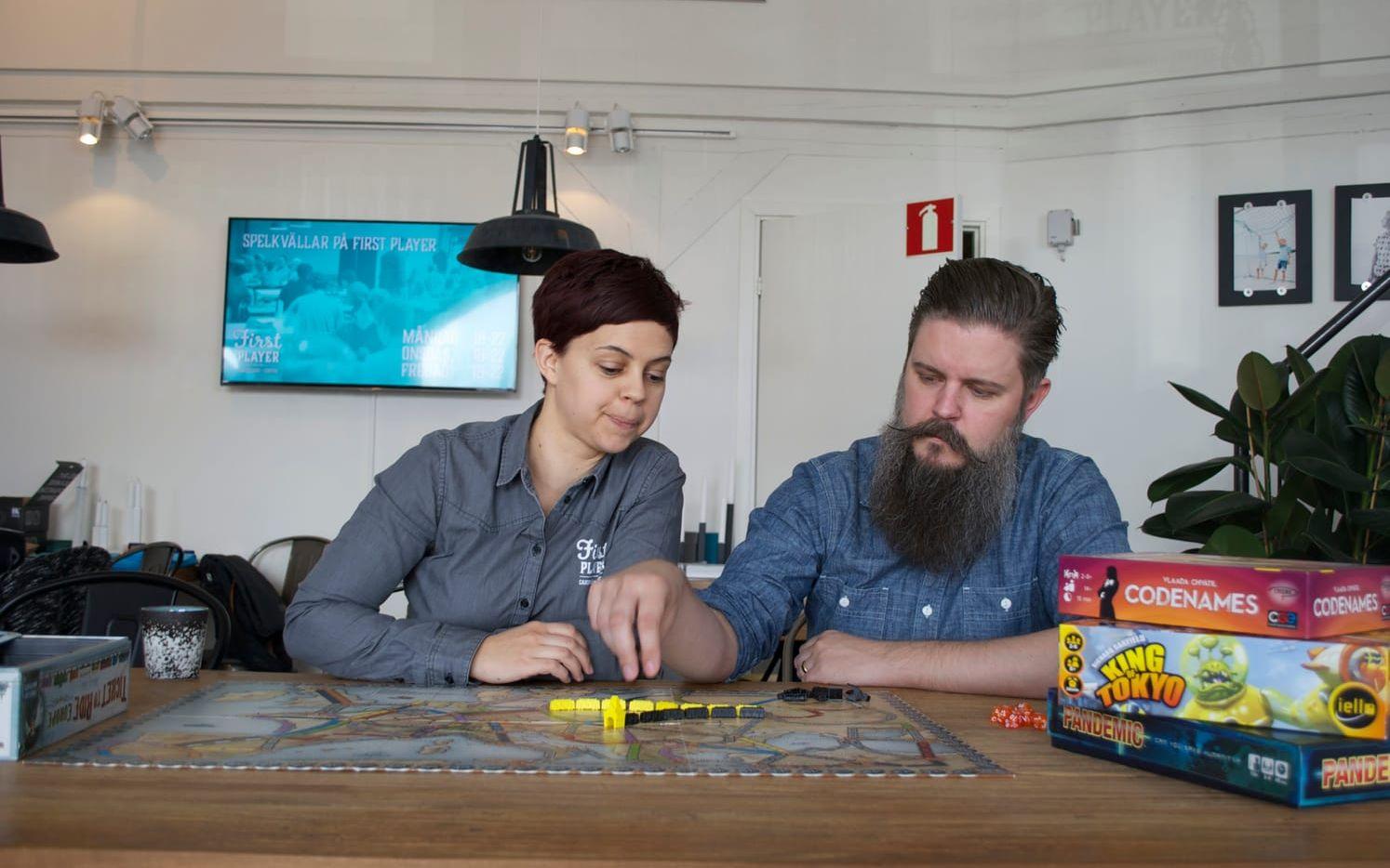 Karin och Samuel Linde driver spelbutiken First Player och är initiativtagarna till evenemanget International TableTop Day i Varberg.