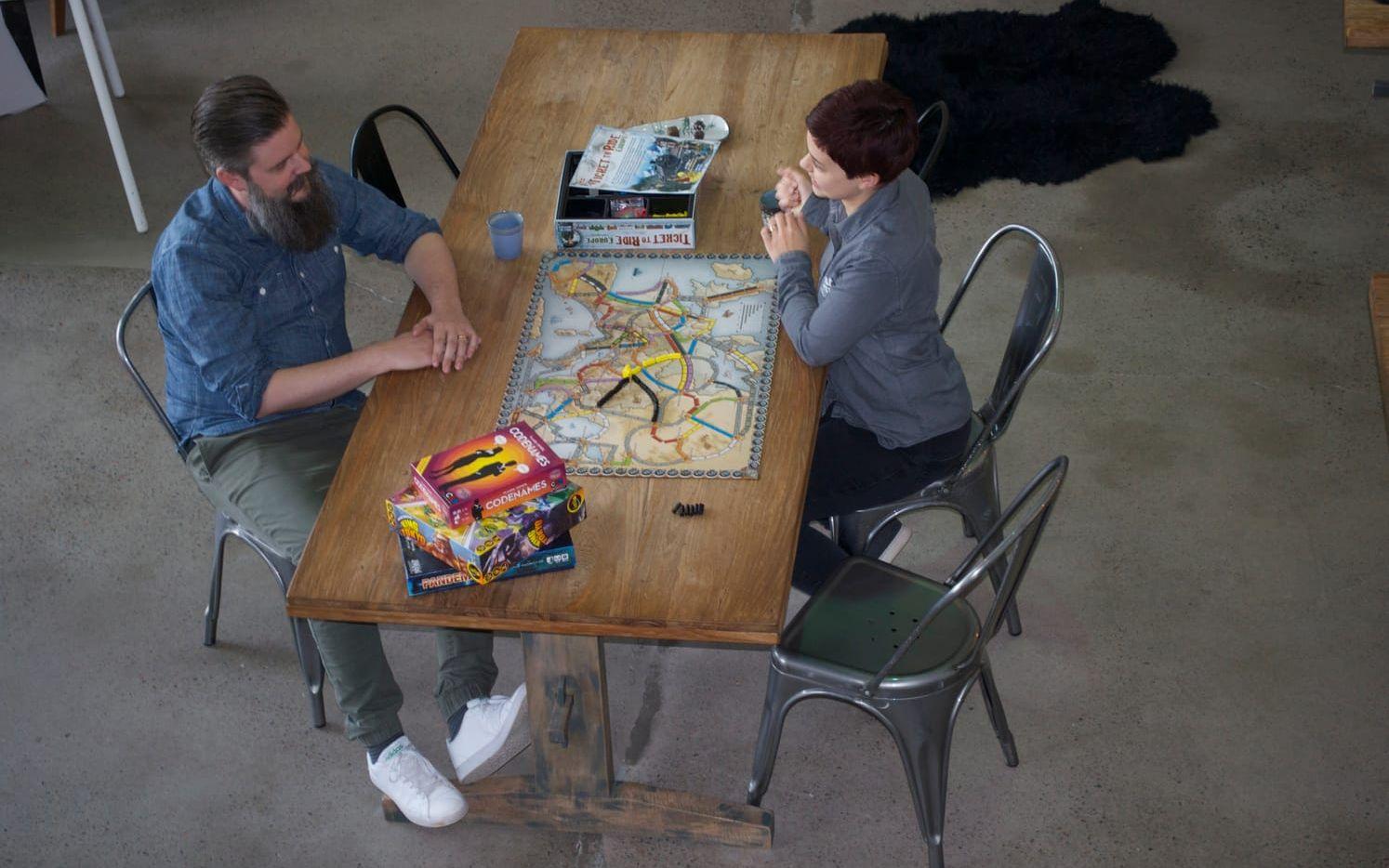 Ticket to Ride är ett av de populära brädspel som har bidragit till att kännedomen om olika spel har ökat. Karin och Samuel Linde visar hur man spelar spelet.
