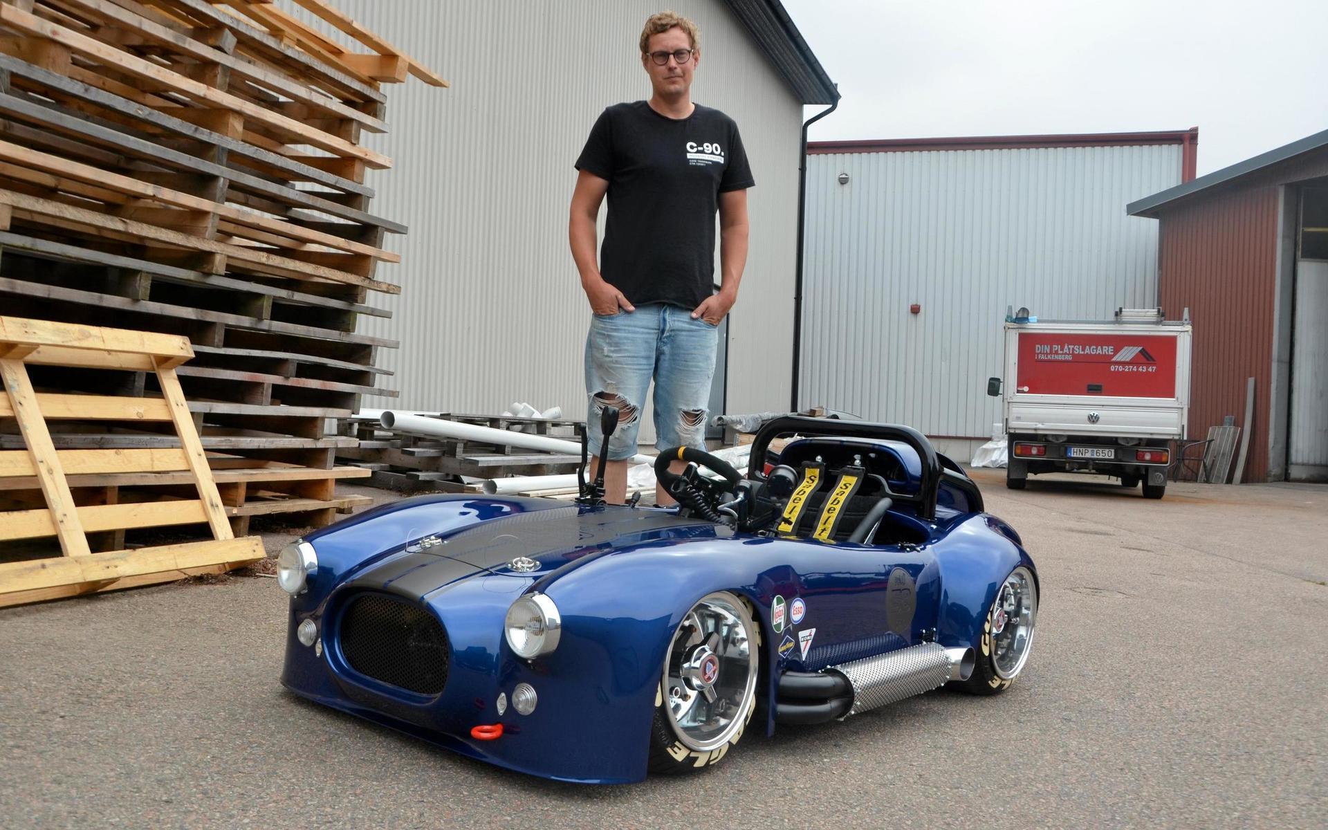 Pontus Johansson i Falkenberg byggde en bil, en AC Cobra-replika, i halv storlek.