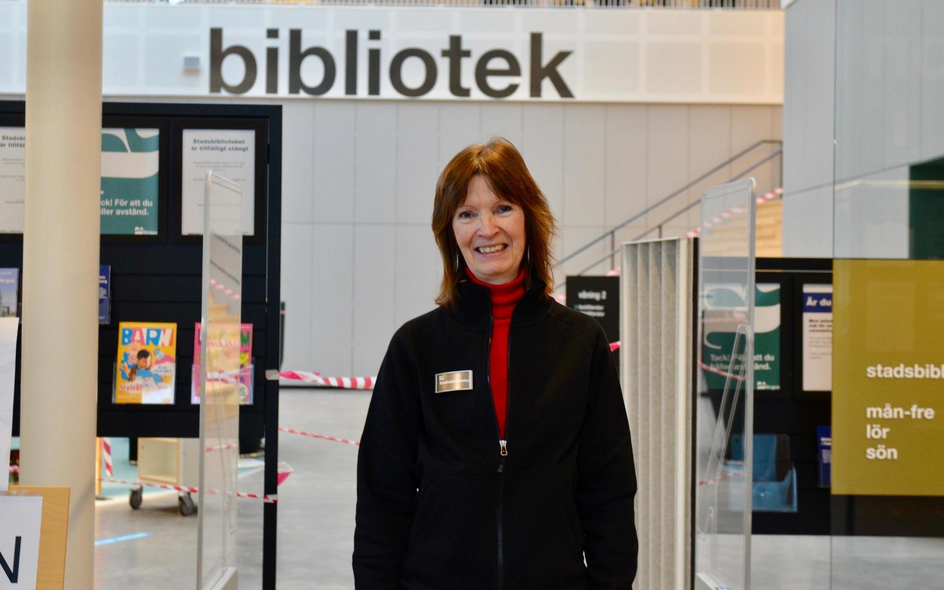Bibliotekarien Christina Malmqvist berättar att det kändes självklart att hjälpa till.