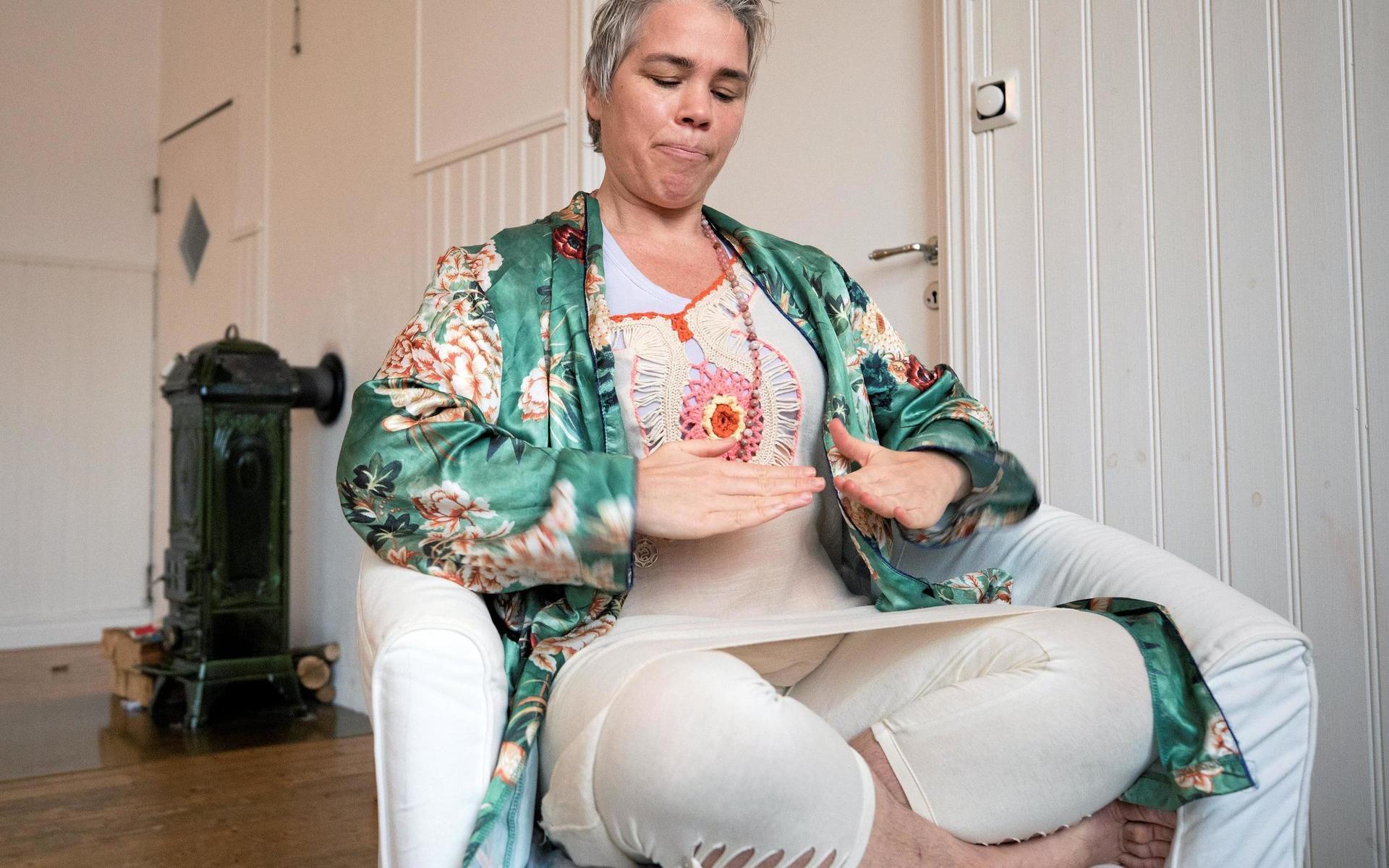 Emma Öberg demonstrerar en klitorisövning.