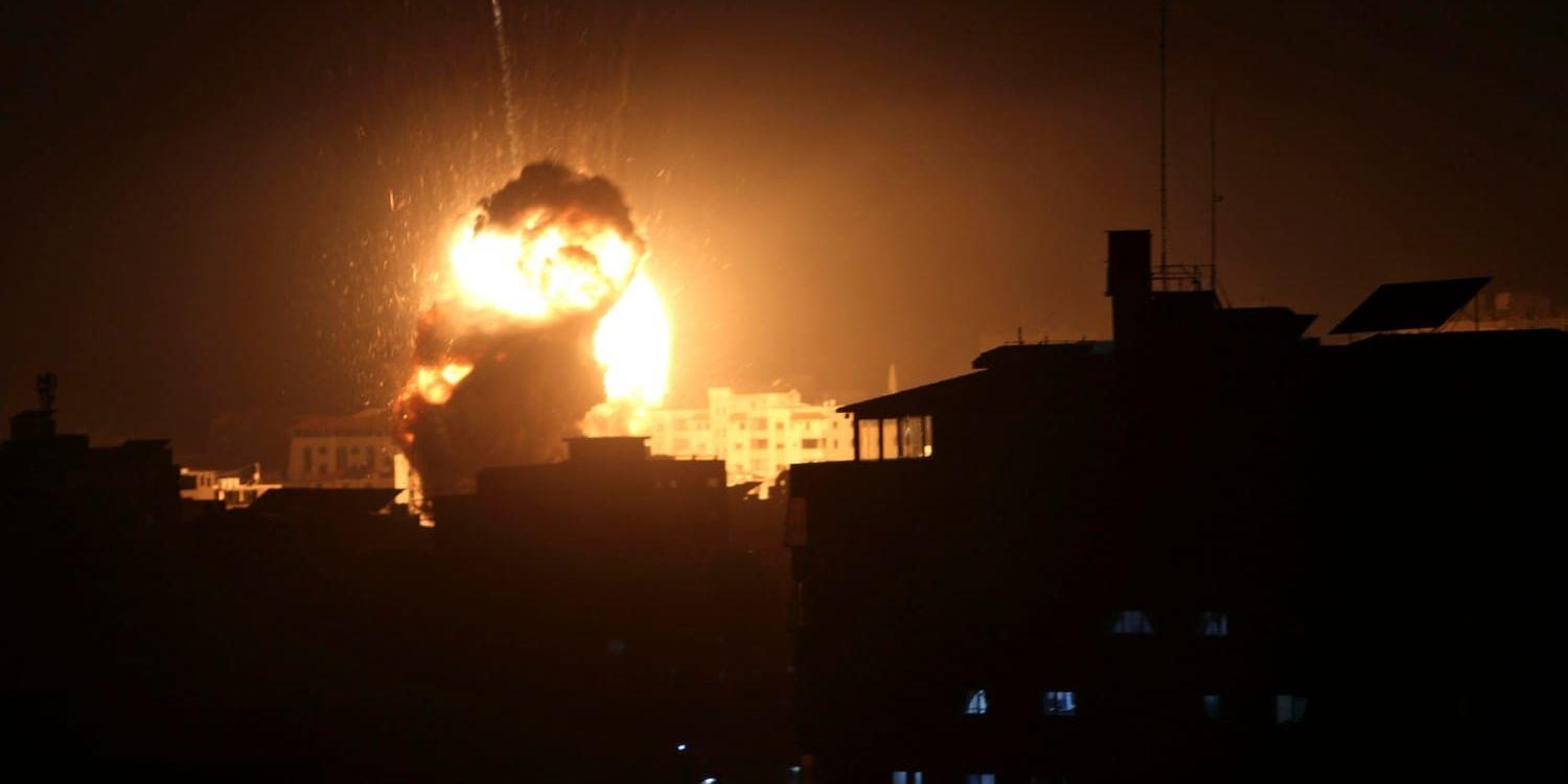 En explosion i Hamasledaren Ismail Haniyehs kontor i staden Gaza vid ett israeliskt flygangrepp.