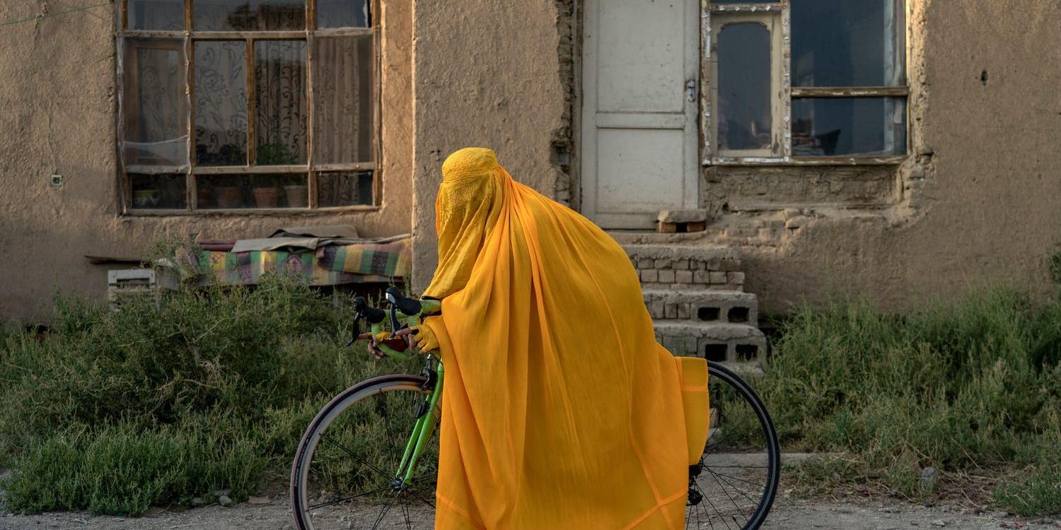 En afghansk kvinna med sin landsvägscykel i Kabul. Bilden tagen den 19 september.