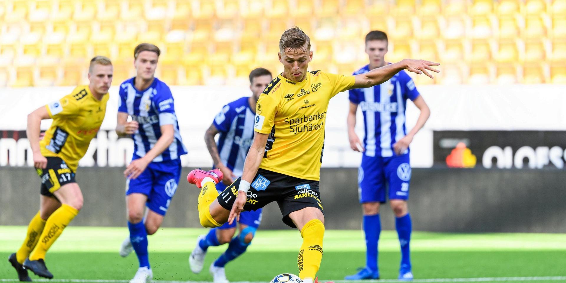 Elfsborgs Jesper Karlsson skjuter en straff under semifinalen i Svenska Cupen mellan Elfsborg och IFK Göteborg den 9 juli 2020 i Borås.