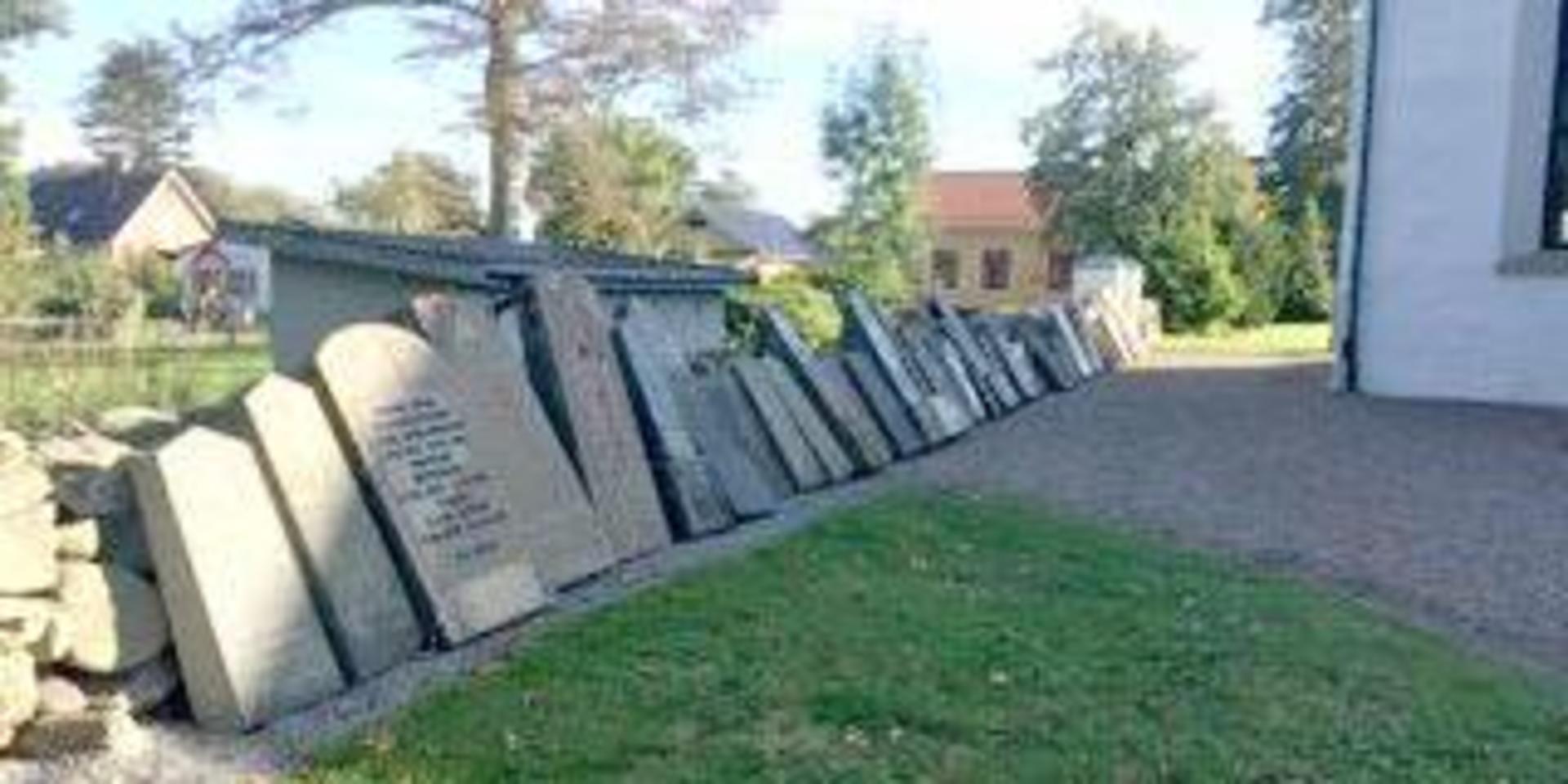 Ett 50-tal gravstenar har tagits bort från sina gravplatser och står nu uppresta mot kyrkogårdsmuren bakom kyrkan, skriver insändarskribenten.