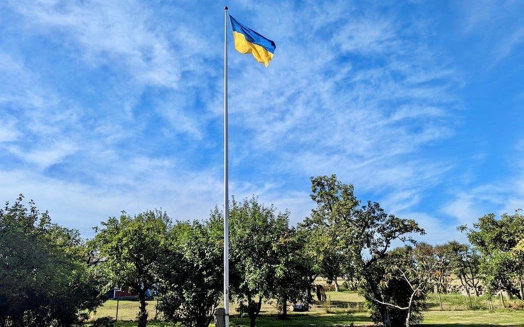 Sedan i våras vajar en ukrainsk flagga på Vare gård. 