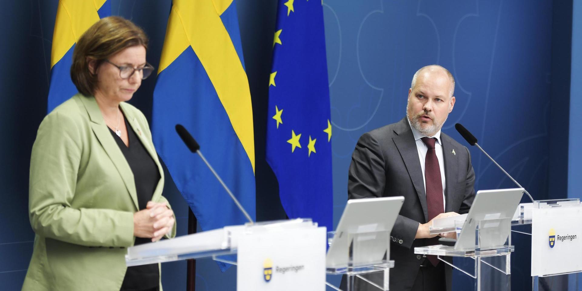 Vice statsminister Isabella Lövin (MP) och justitie- och migrationsminister Morgan Johansson (S) på en pressträff med anledning av den parlamentariska migrationskommitténs betänkande. 