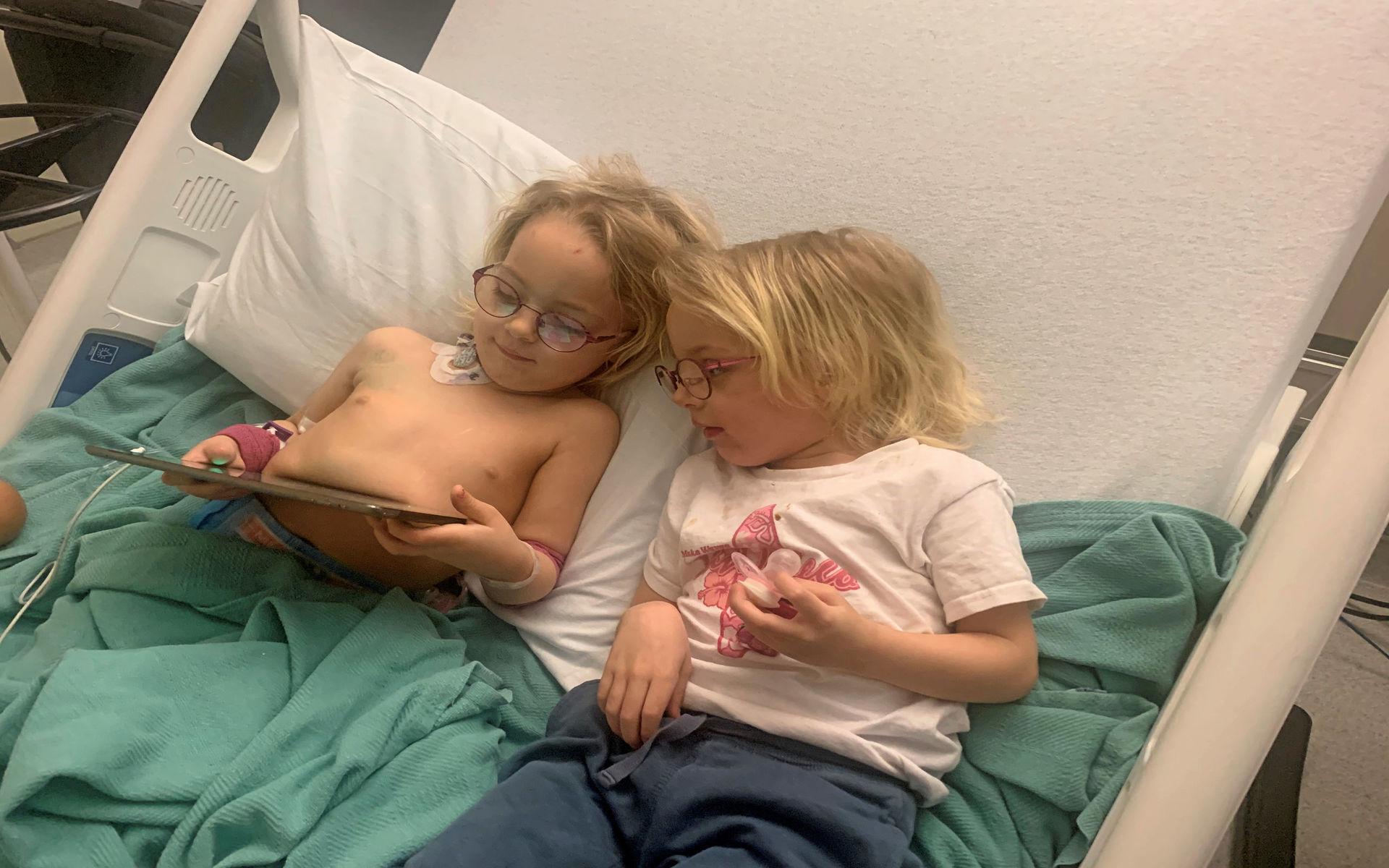 April 2020 - enäggstvillingarnar Julia och Isabella tittar på Ipad tillsammans inne på sjukhusrummet på National Institutes of Health. 