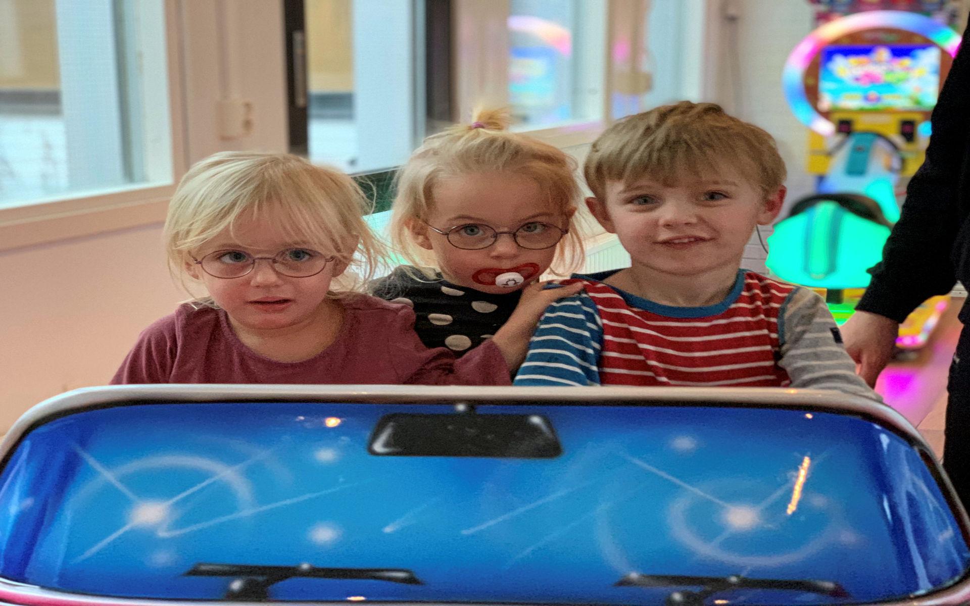 Början av 2019 - Julia, Isabella, (2,5 år) och Hampus (4,5 år) på Ekenleken i Kållered.