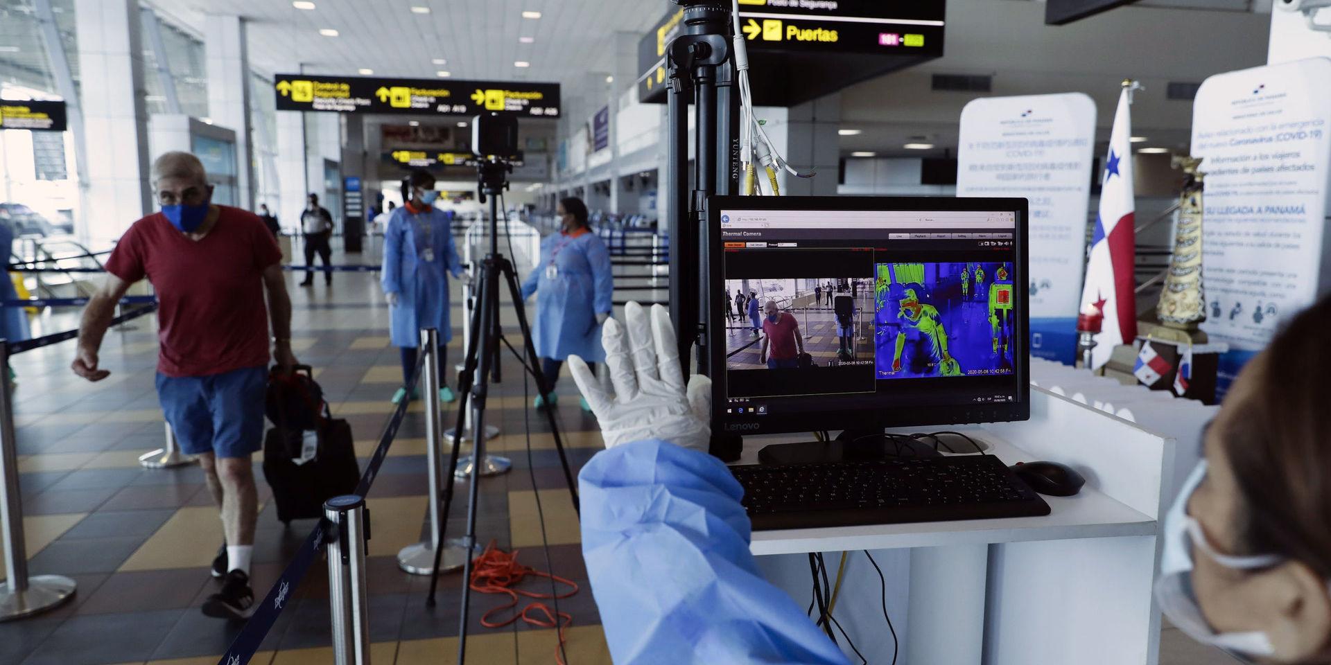 En värmekamera används för att mäta kroppstemperaturen hos passagerare vid flygplatsen i Panama City. 