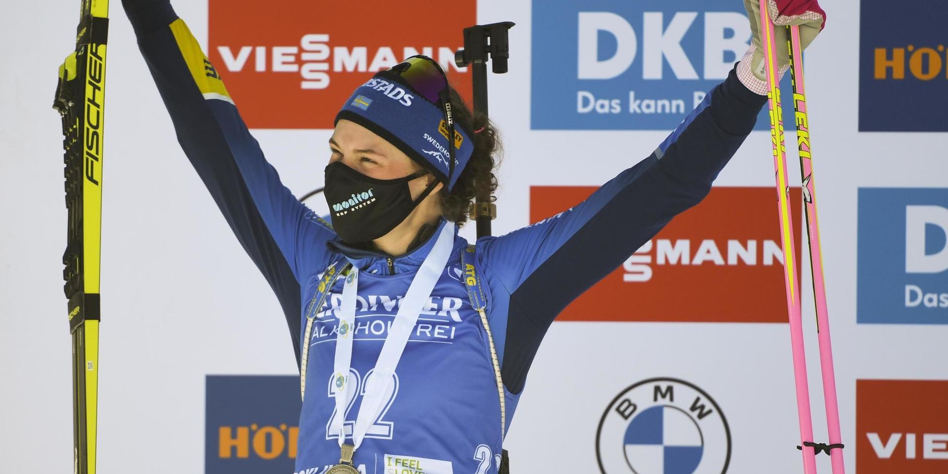 Hanna Öberg tar emot silvermedaljen.