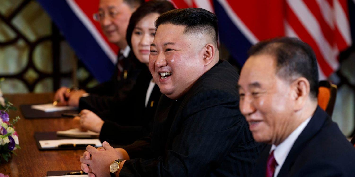 Nordkoreas diktator Kim Jong-Un under toppmötet med Donald Trump i Hanoi i februari. Närmast kameran Kim Yong-Chol, som nu uppges ha satts i arbetsläger.