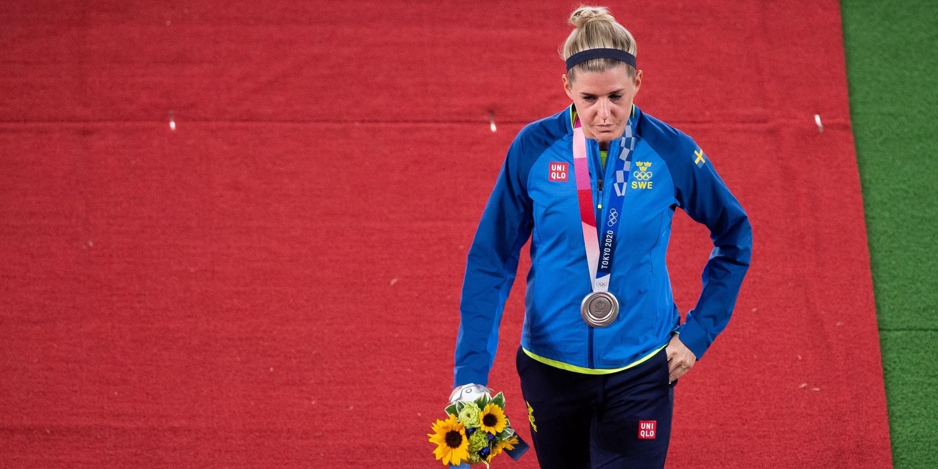 Olivia Schough tog emot silvermedaljen efter straffdramat mot Kanada i OS-finalen.