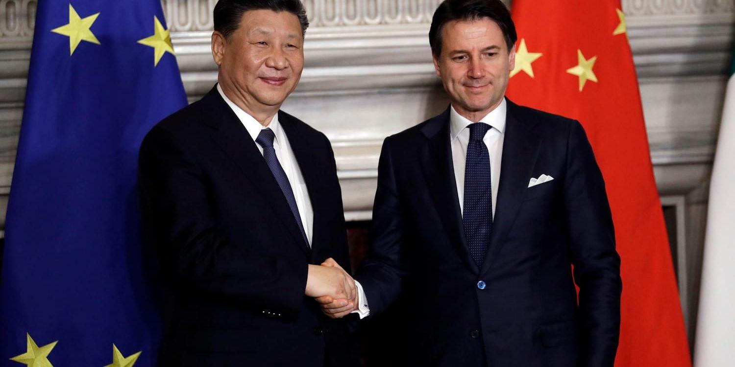 Kinas president Xi Jinping skakar hand med Italiens premiärminister Giuseppe Conte efter signeringen av en rad samarbetsavtal.
