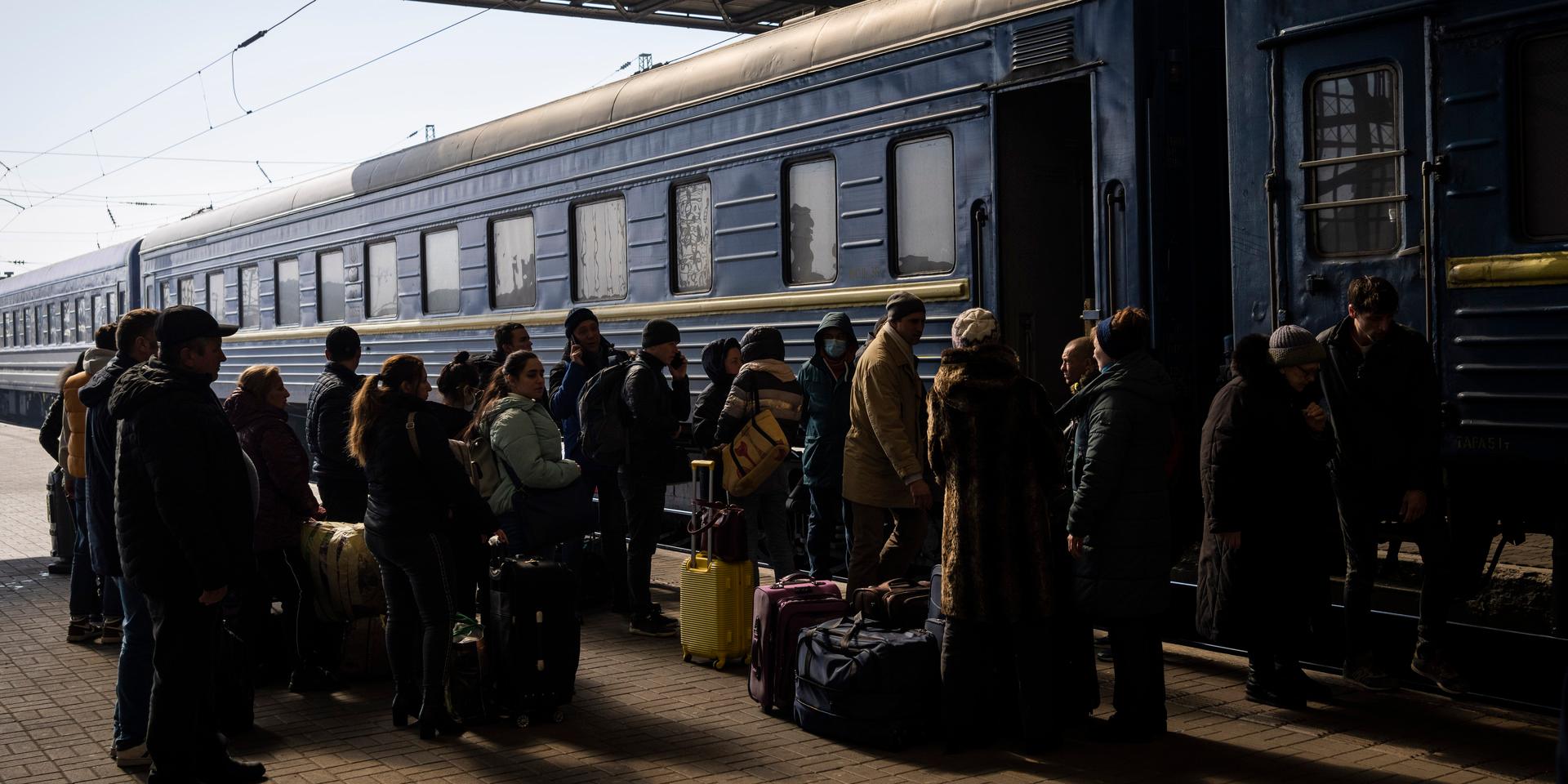 På två veckor har kriget drivit över 2,2 miljoner människor på flykt, skriver insändarskribenten. På bilden från den 20 mars syns ukrainare som flytt från Mariupol och anlänt till Lviv i västra Ukraina.