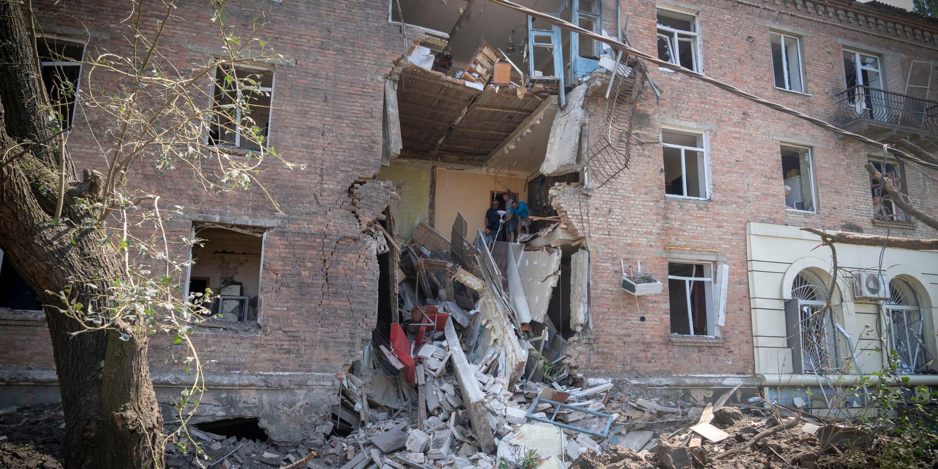 Enligt brittiska underrättelseuppgifter är det troligt att Ryssland fokuserar på att ta över Donetskregionen. Bilden visar förödelse efter ryska attacker i Donetsk-staden Bakhmut förra veckan. Arkivbild.