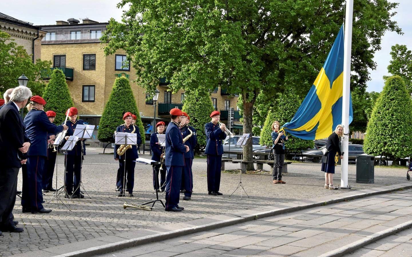 Flagghissning på Varbergs torg under nationaldagen 2022.