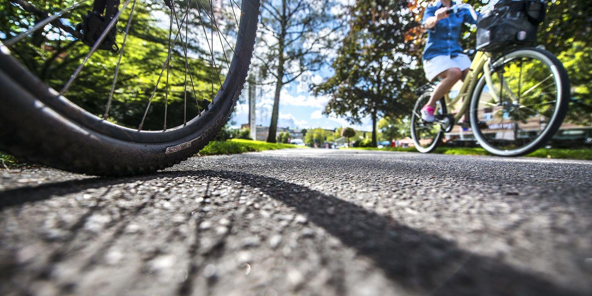 Signaturen Trogen cyklist undrar om cykelsituationen vid den nya rondellen i korsningen Magasingatan-Kyrkogårdsvägen verkligen är genomtänkt.