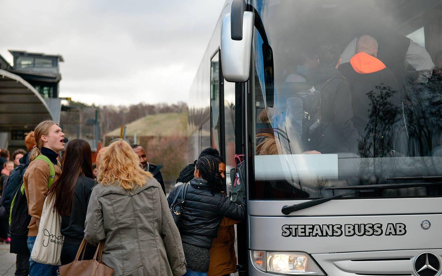 Bussen har destination Halmstad. Foto: Åsa Lindqvist