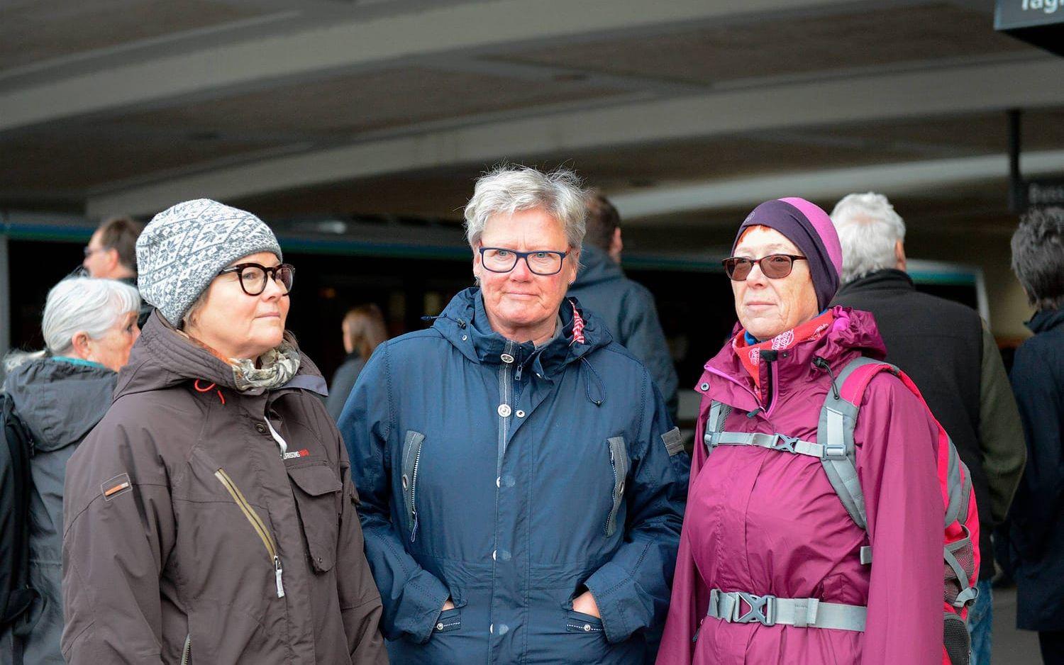 Anne-Marie Janko, Lisa Rudensjö och Christina Vänerö önskar att informationen var bättre. De vågar inte gå in i värmen eftersom de riskerar att inte få plats när ersättningsbussen kommer. Foto: Åsa Lindqvist
