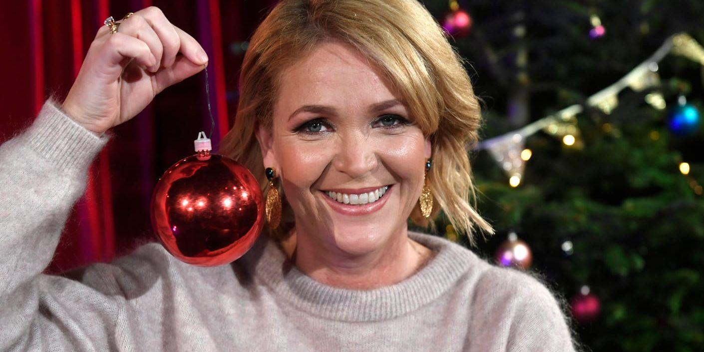 Kattis Ahlström är årets julvärd i SVT. Att hon inte får fira hemma i år spelar inte så stor roll. "Vi ska ses senare på kvällen och låtsas att det är julafton dagen därpå. Mina barn är väldigt stora så de tycker bara att det är roligt", säger hon. Arkivbild.