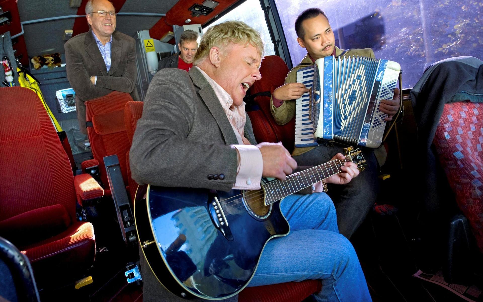 Thorleifs i turnébussen 2008. Thorleif Torstensson med gitarr, Magnus Franzén med dragspel och i bakgrunden Hans-Willie Magnusson och Kim Lindahl.