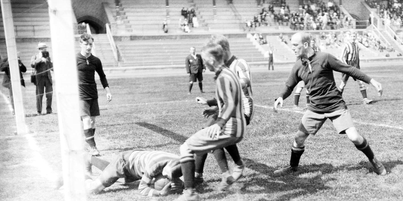 100 år sedan. Fotbollsmatch mellan Djurgården och Örgryte 1917. Men hur gick det mellan Falkenberg och Varberg samma år? Bild: TT/GP