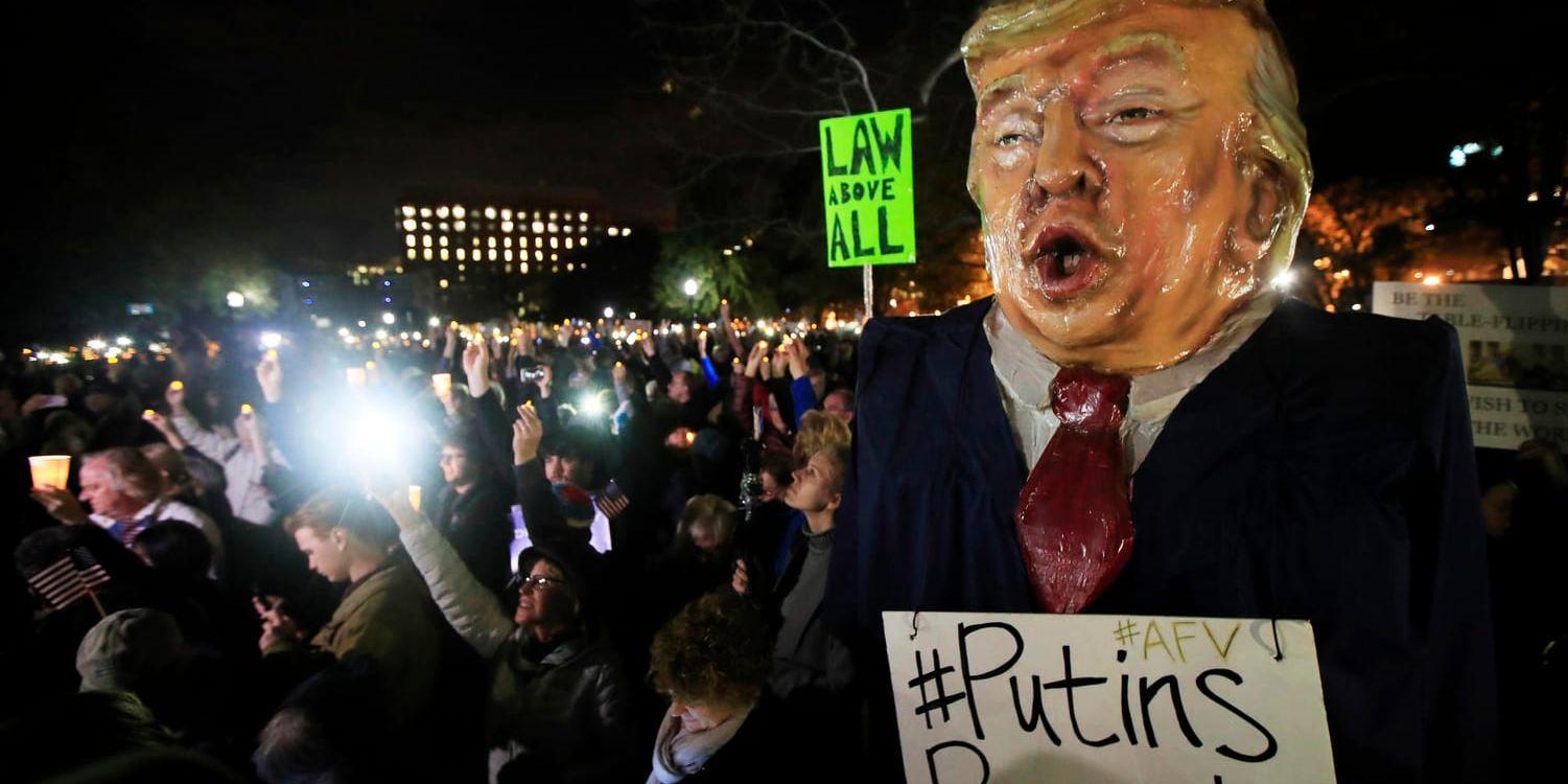 Demonstrationer framför Vita huset till stöd för den särskilde åklagaren Robert Mueller, som utreder rysk påverkan på valrörelsen 2016 och eventuella kopplingar mellan Trumpkampanjen och Moskva.