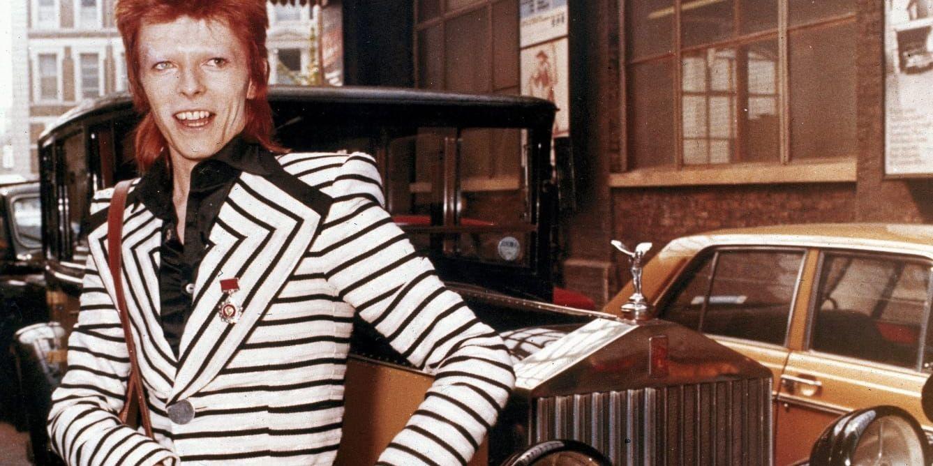 David Bowie poserar bredvid sin Rolls Royce 1973.