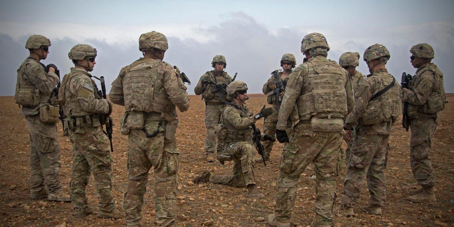 Amerikanska soldater samlas för en överläggning under en övning i Manbij, Syrien, i november 2018.