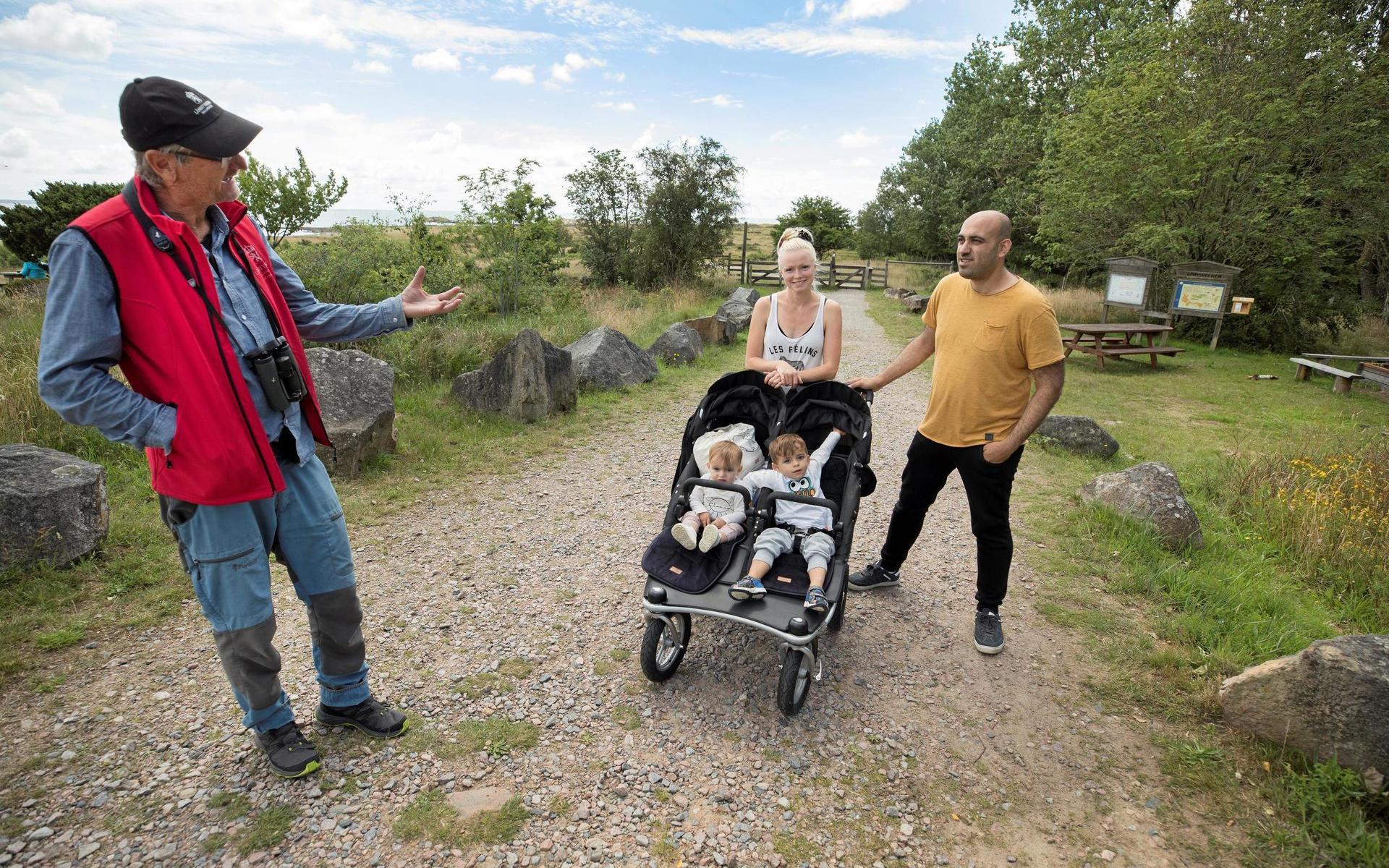 Enligt HG Karlsson är familjen Haikal ett typexempel på naturreservatens nya målgrupp: Ungt par med barnvagn. Till vänster står Beatrice Mesan Haikal bredvid pappa Charbel Haikal. I vagnen sitter förstagångsbesökaren Camilja tillsammans med brodern Saade.