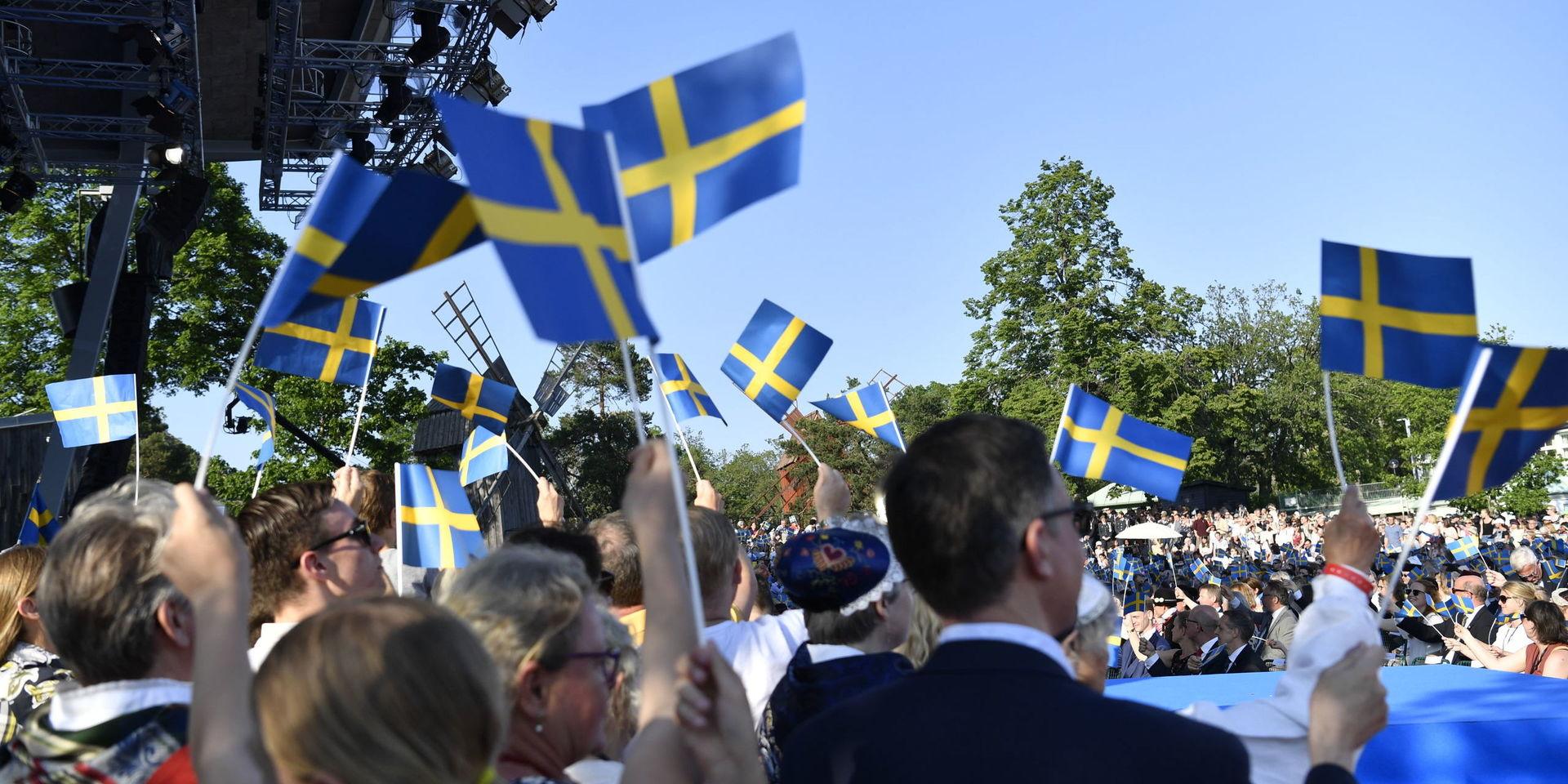 STOCKHOLM 2019-06-06
Besökare viftar med svenska flaggor under det traditionsenliga nationaldagsfirandet på Solliden på Skansen.
Foto: Henrik Montgomery / TT Kod: 10060