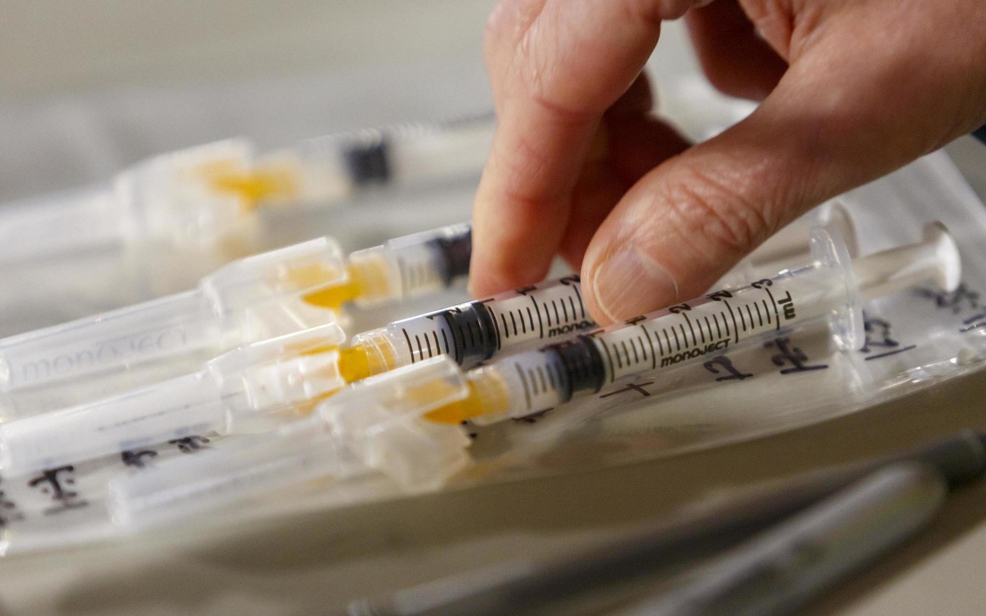 Det nya vaccinet från företaget Moderna omfattas inte av den svenska läkemedelsförsäkringen men regeringen har lovat att staten tar kostnaderna för eventuella biverkningar och skador tills dess att frågan är löst.