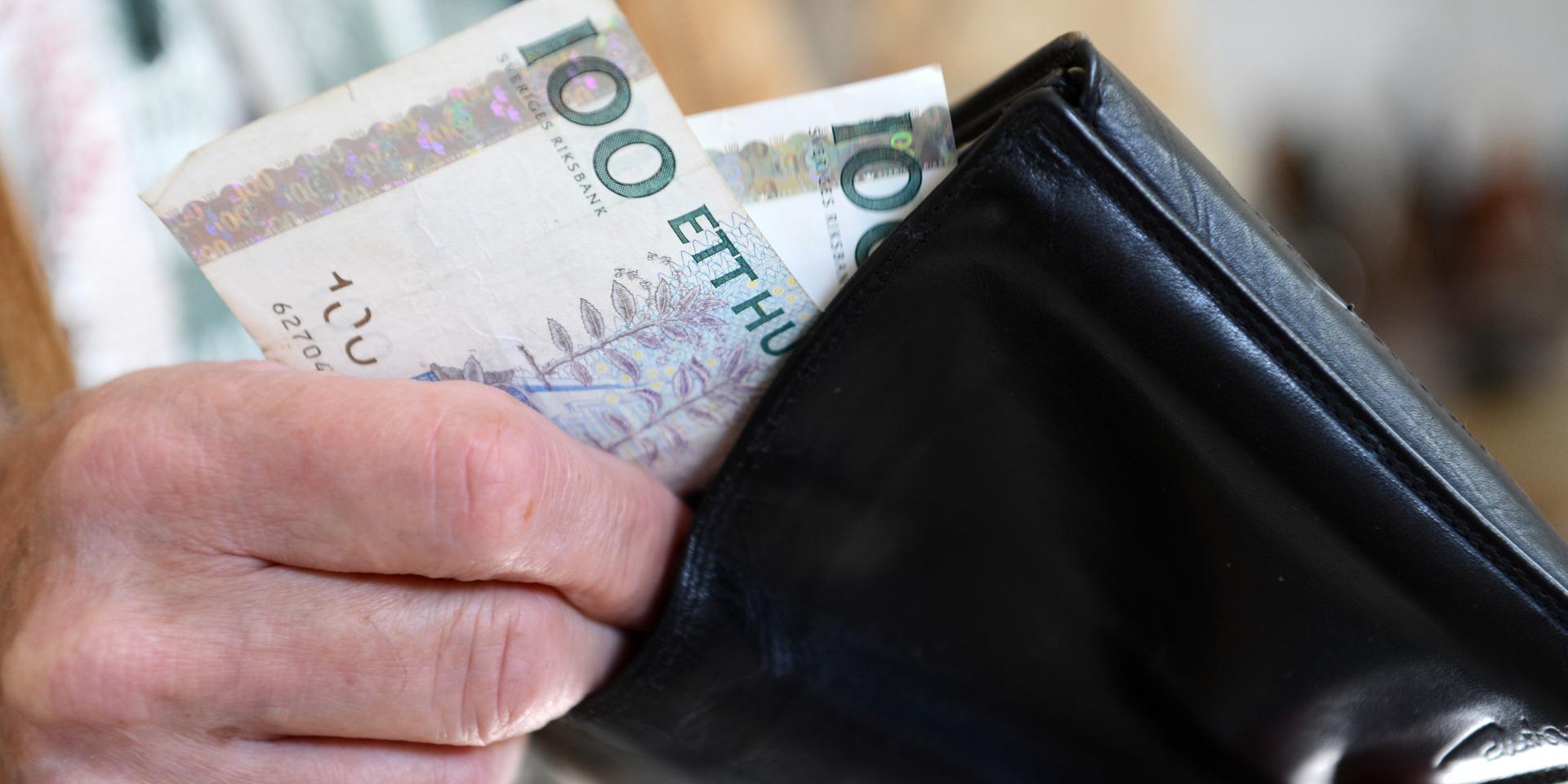 Omkring en halv miljon av Sveriges pensionärer kommer att få 1 000 kronor mer i plånboken och totalt får en miljon pensionärer del av förbättringarna, skriver debattörerna.