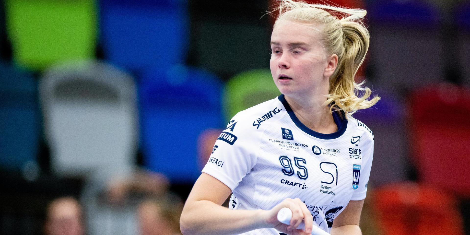 Sanna Olsson gick i däck efter en tackling från Rönnbyspelaren Jennifer Lindholm.