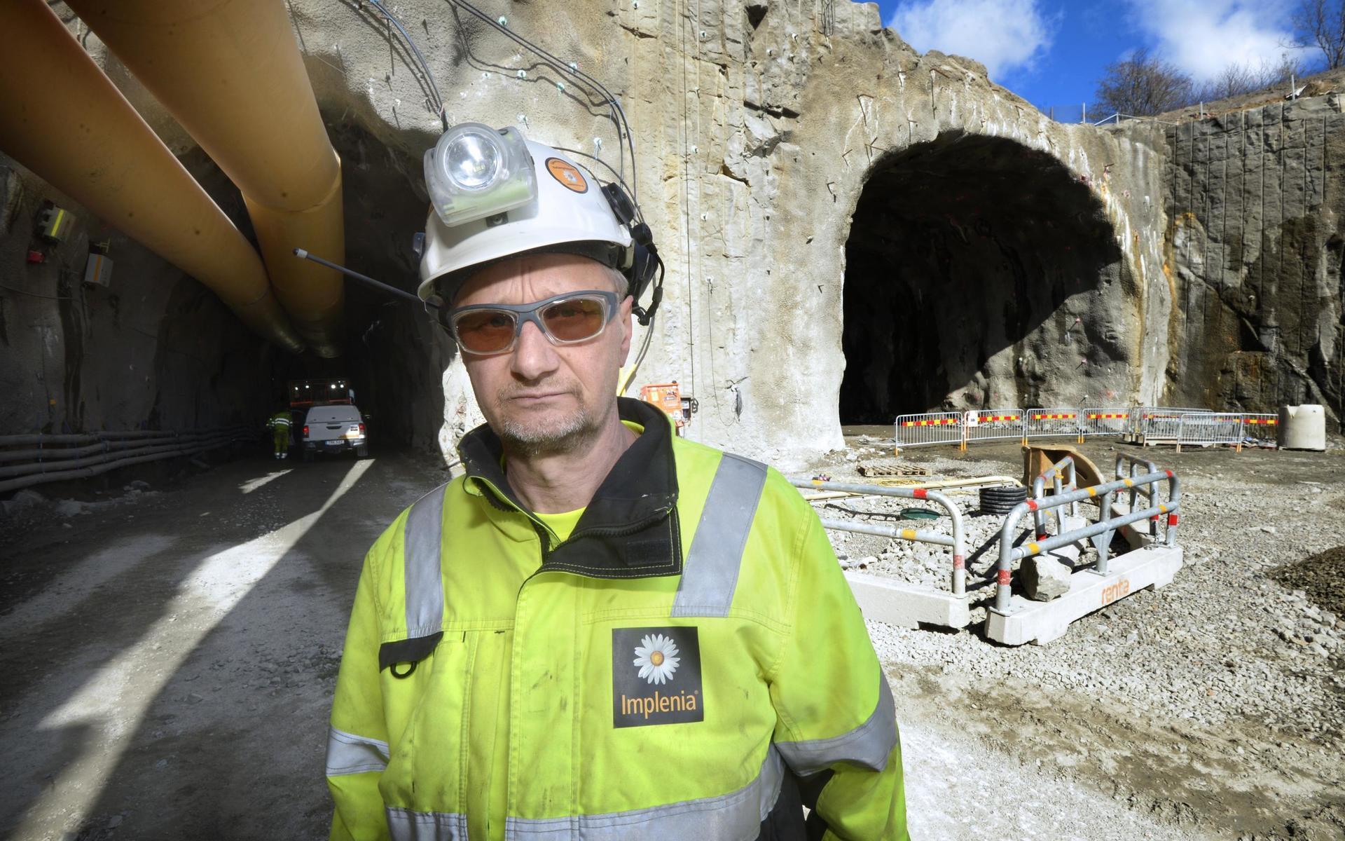 Göran Johansson, arbetsledare på Implenia, framför de två tunnelmynningarna i Breared.